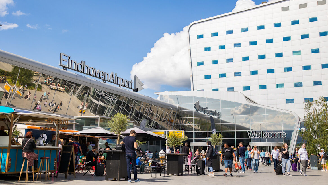 Vertrekhal van Eindhoven Airport, compact en overzichtelijk vertrekpunt
